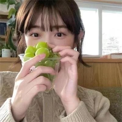 随盲柳入眠的女人